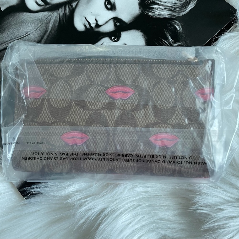 Coach Tech Phone Wallet With Lips Print - Picture 5 of 6